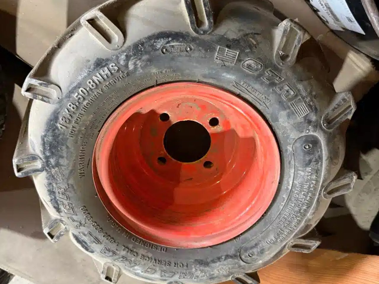 Kubota 18X8.50-8 Tire & Rim For BX Series Pneus et roues