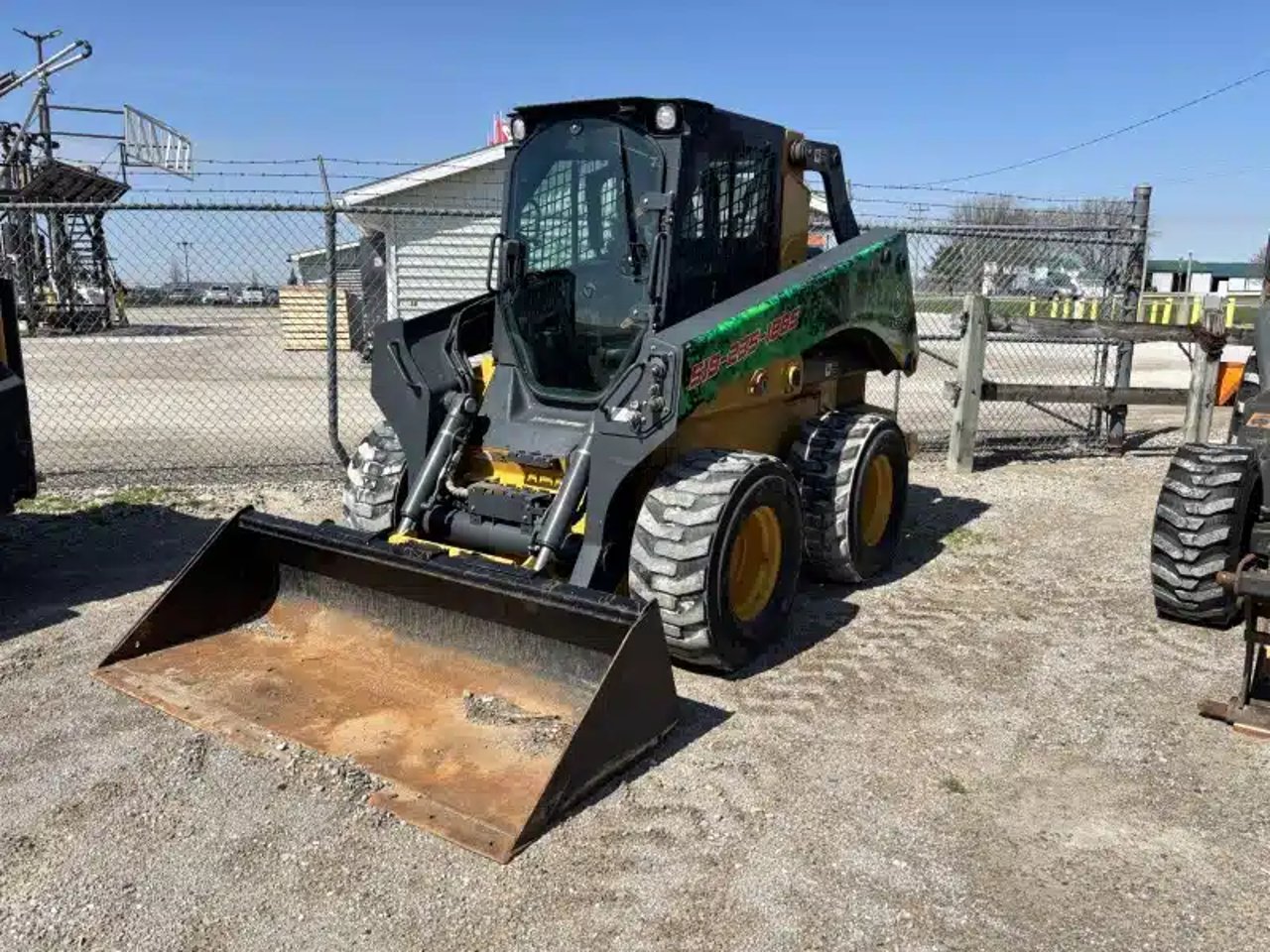 2020 John Deere 330G chargeuse à direction à glissement