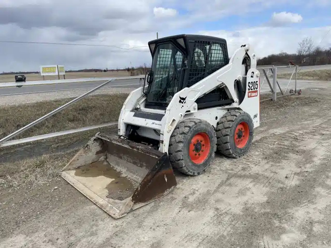 2011 Bobcat S205 chargeuse à direction à glissement
