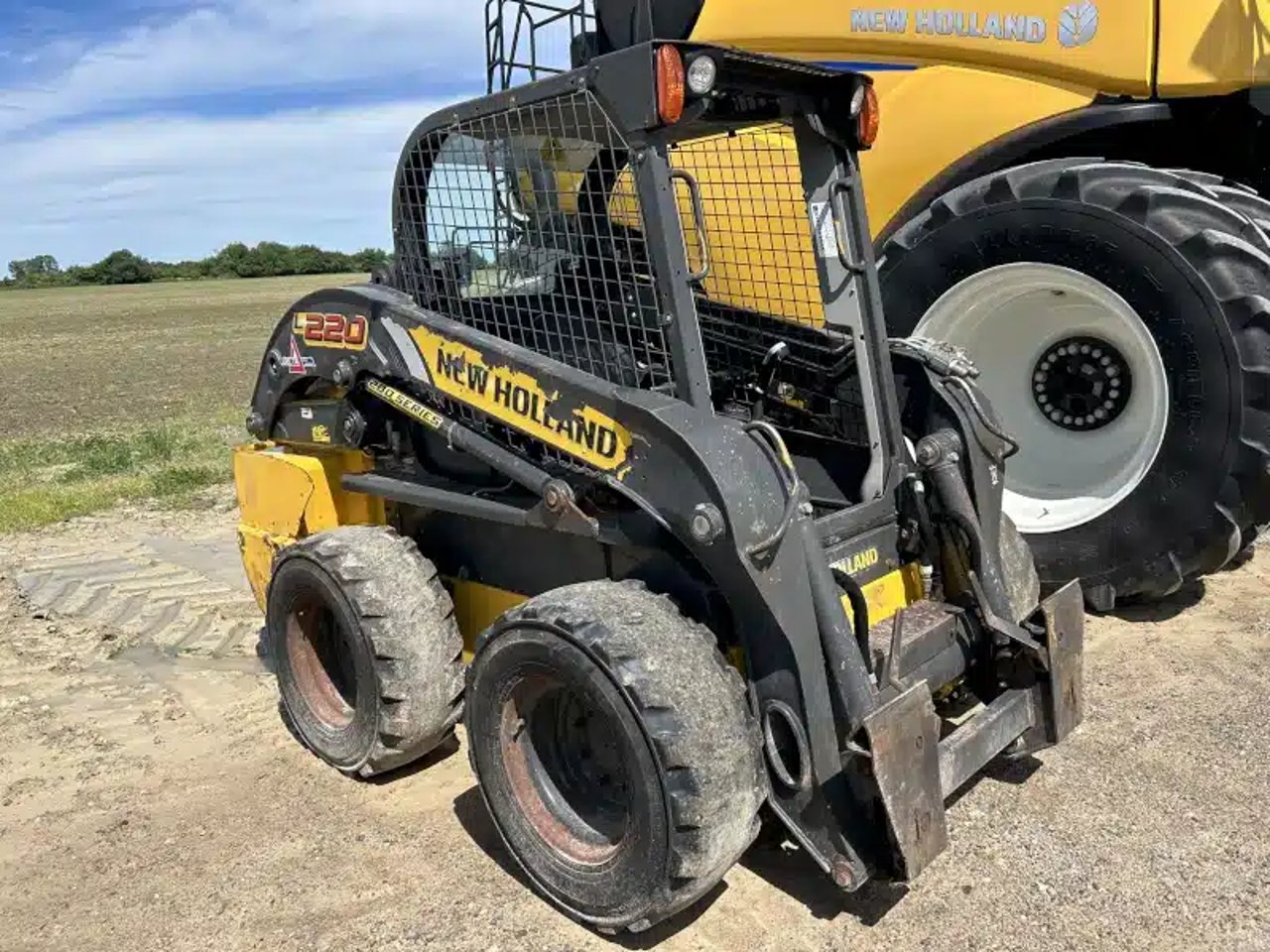 2017 New Holland L220 chargeuse à direction à glissement