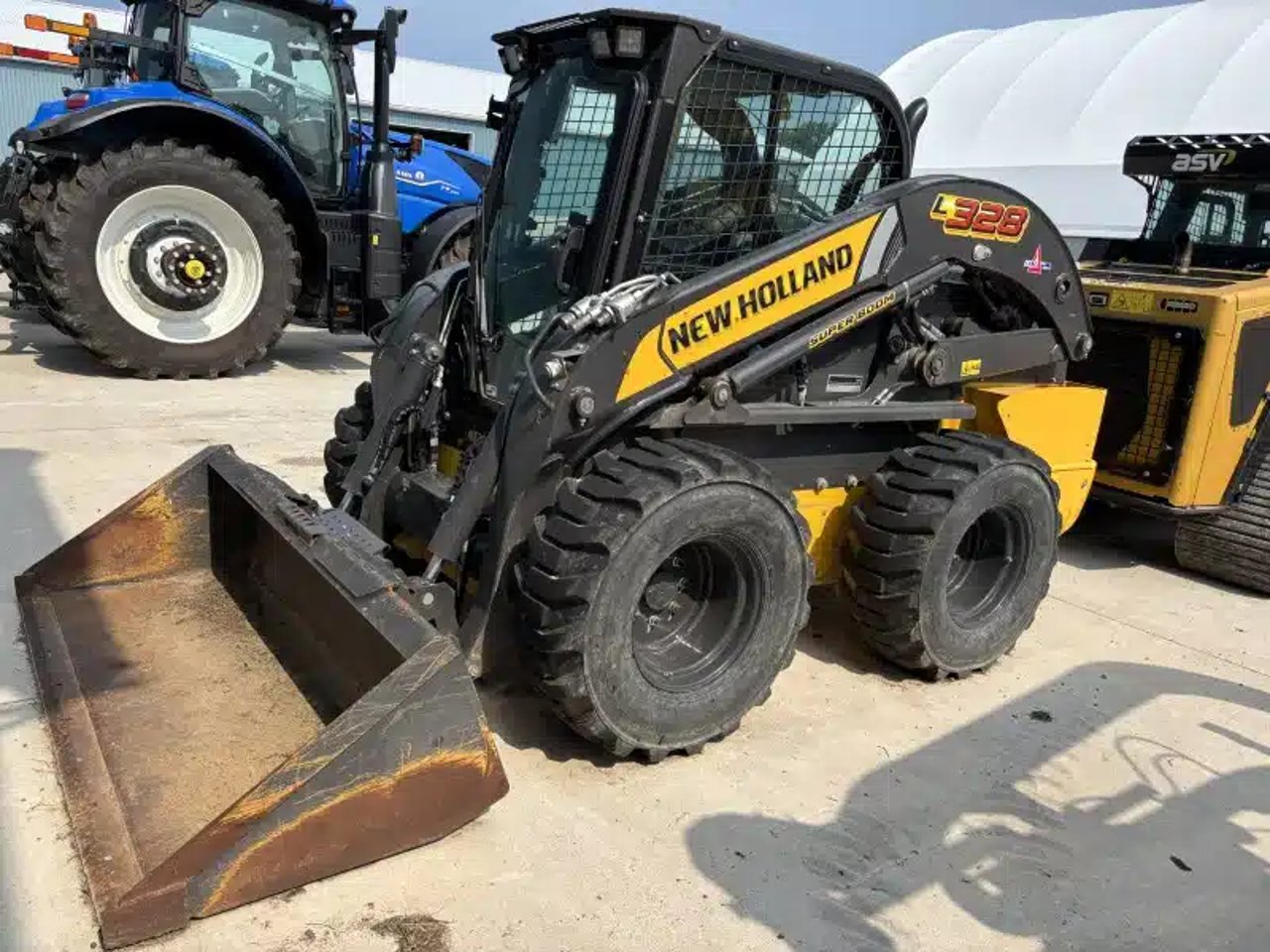 2024 New Holland L328 chargeuse à direction à glissement