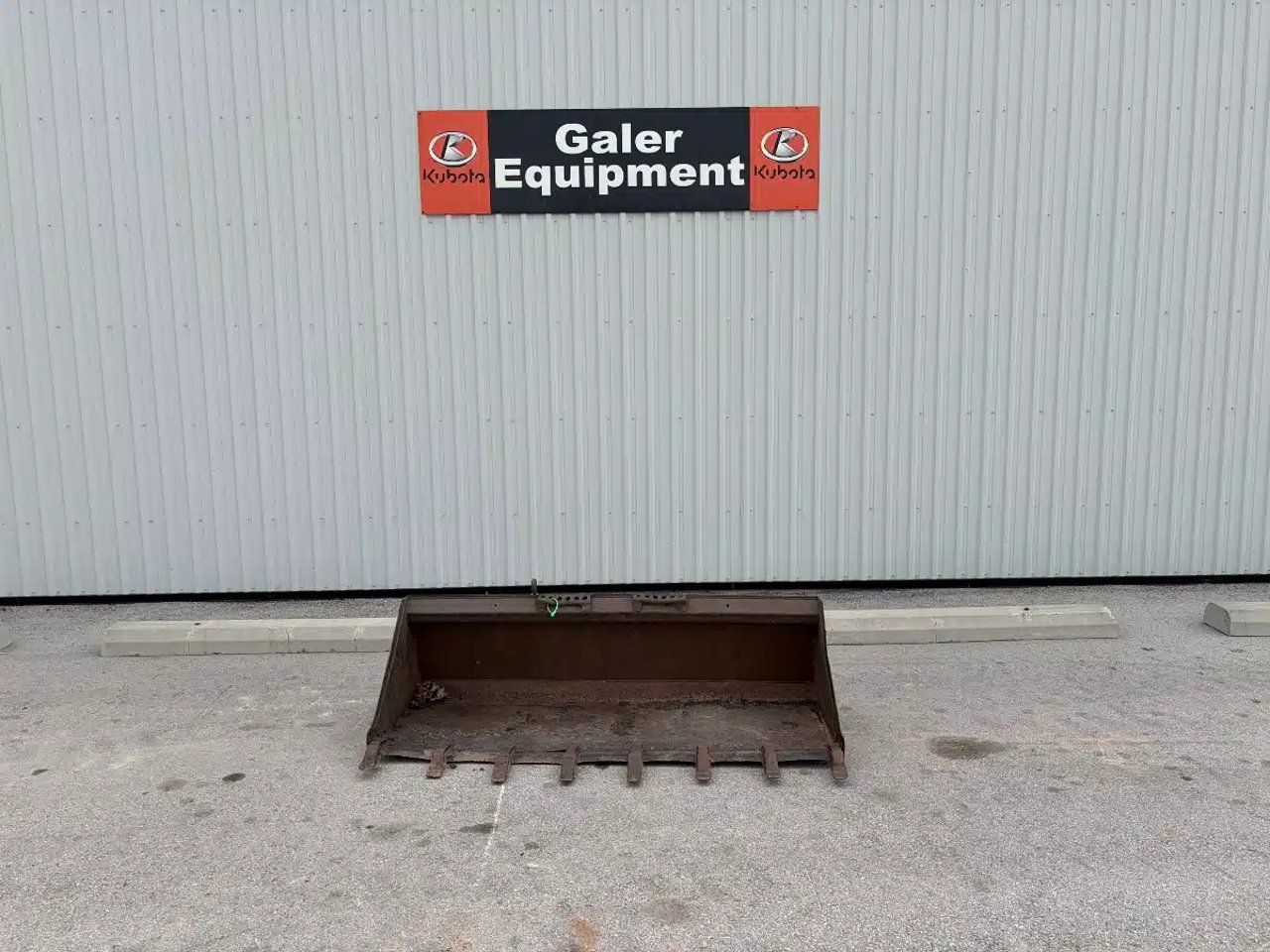 72" Bucket w/ Skid Steer Quick Attach Coupler Godet (bucket)