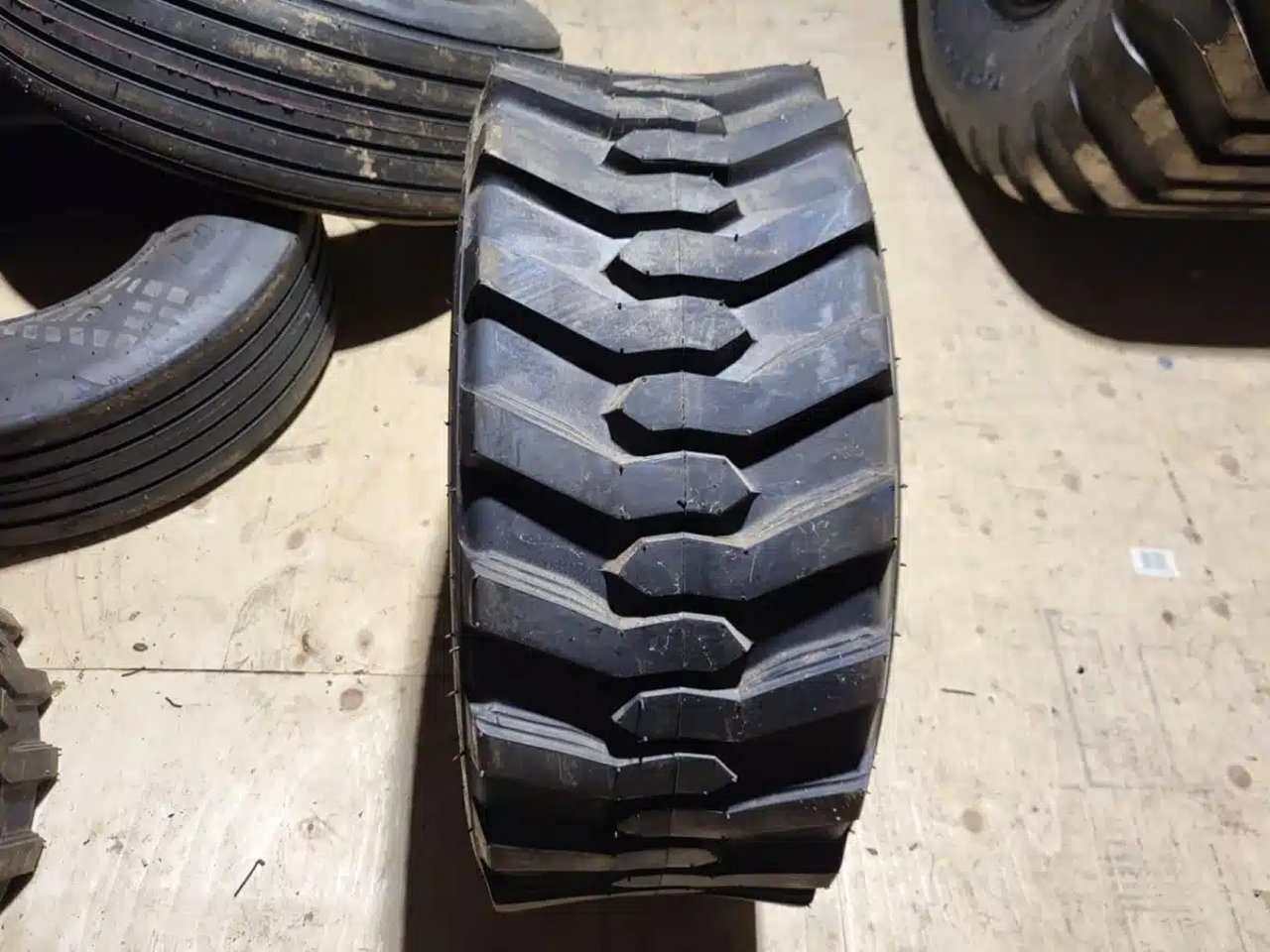 Marcher 27x10.50-15 Pneus