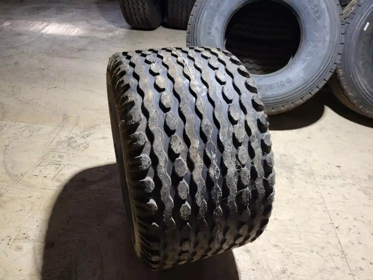 Tianli 500/50R17 Pneus