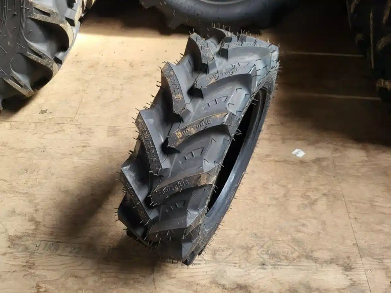 Petlas 200/70R16 Pneus