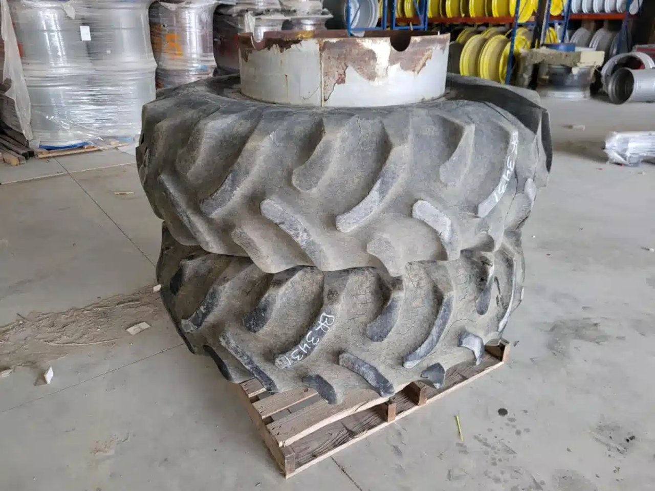 Goodyear 18.4X30 Pneus et roues