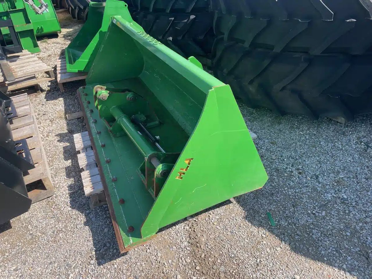 HLA Attachments 84" Tracteur avec chargeur