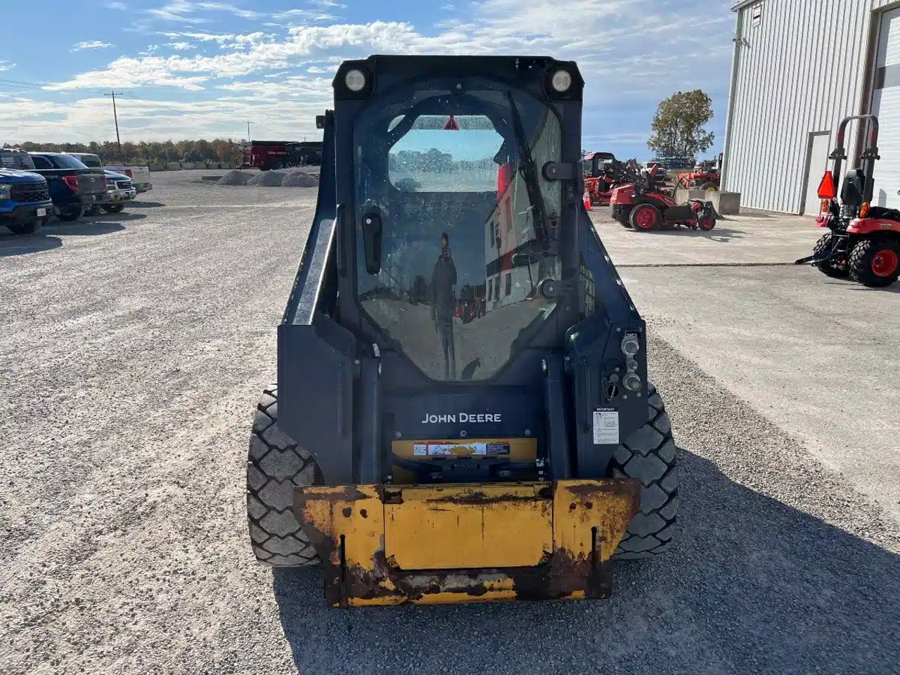 2023 John Deere 318G chargeuse à direction à glissement