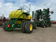 2012 John Deere 1830 air seeder w/1910 air tank Semoir à engrais