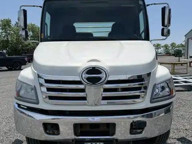 2010 Hino 185 Camion - pickup — photo 2