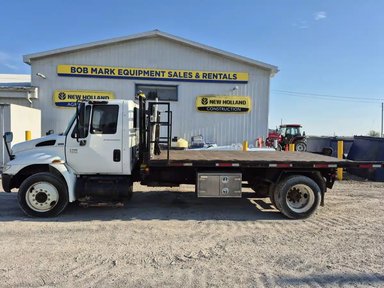 2002 International 4300 DT466 Truck - Roll Off — photo 2