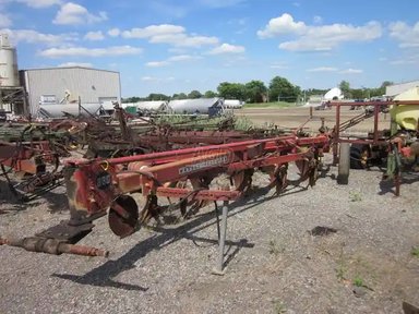 Massey Ferguson 880 Charrue — photo 2