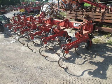 Massey Ferguson 440 cultivateur - en rang — photo 2