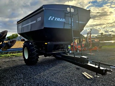 2025 E-Z Trail 550 Chariot à Grain — photo 2