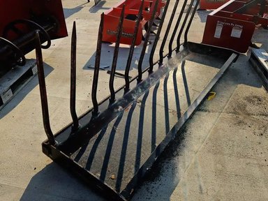 2016 HLA Attachments MFE84 Manure Fprk Fourche à fumier — photo 2