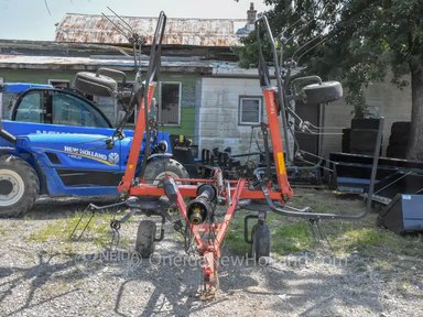 2021 Kubota TE4052T Tedder — photo 2