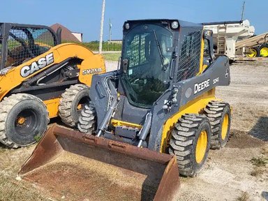 2018 John Deere 324E chargeuse à direction à glissement — photo 2