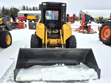 1996 John Deere 557 chargeuse à direction à glissement — photo 2
