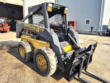 2004 New Holland LS170 chargeuse à direction à glissement — photo 2