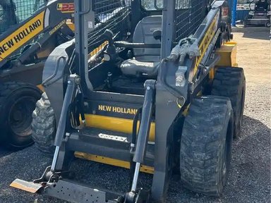 2017 New Holland L220 chargeuse à direction à glissement — photo 2