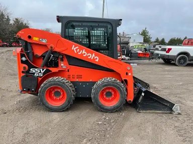 2021 Kubota SSV65P chargeuse à direction à glissement — photo 2