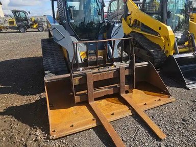 2017 John Deere 333E chargeuse à direction à glissement — photo 2
