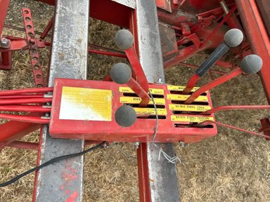 1982 New Holland 1063 Chariot à ballots — photo 2