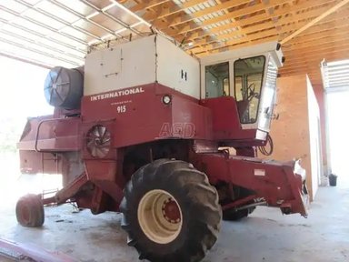 1975 International Harvester 915 Batteuse — photo 2