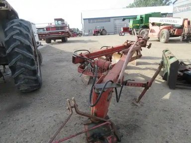 Massey Ferguson 880 Charrue — photo 2