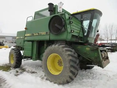 1984 John Deere 7720 Batteuse — photo 2