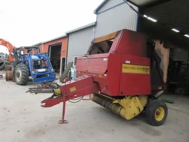 New Holland 640 Presse à Balle Ronde — photo 2