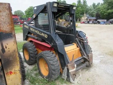 1997 New Holland LX665 chargeuse à direction à glissement — photo 2
