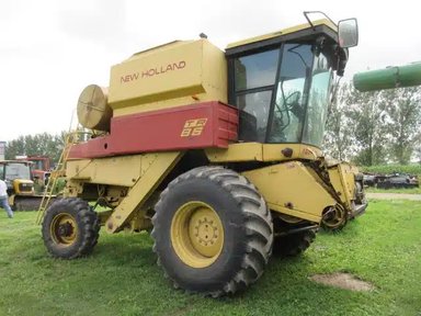 1986 New Holland TR86 Batteuse — photo 2