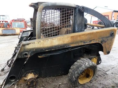 2005 John Deere 325 chargeuse à direction à glissement — photo 2