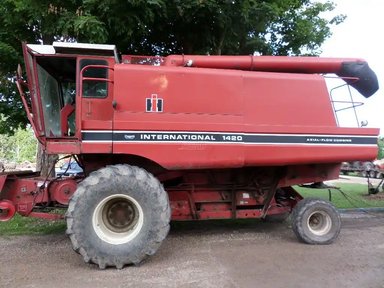International Harvester 1420 Batteuse — photo 2