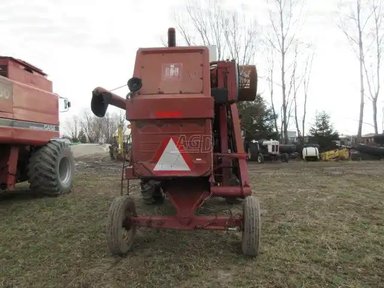 International Harvester 615 Batteuse — photo 2