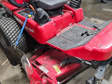 2012 Massey Ferguson ZT29 Tondeuse à rayon de braquage zéro — photo 2