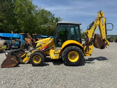 2012 New Holland B95B Rétrocaveuse — photo 2