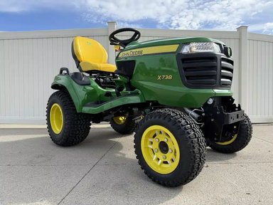 2026 John Deere X738 Tracteur à pelouse — photo 2