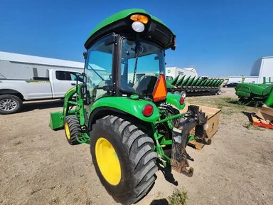 2021 John Deere 3046R Tracteur — photo 2