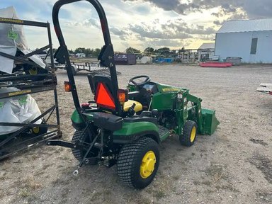 2012 John Deere 1026R Tracteur — photo 2
