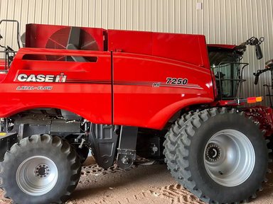 2023 Case IH 7250 Batteuse — photo 2