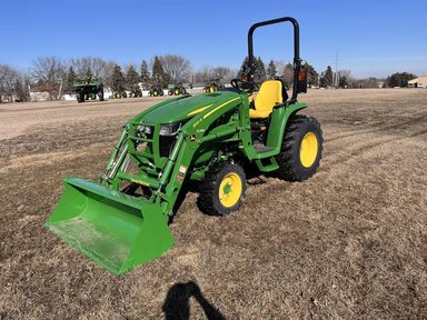 2025 John Deere 3046R Tracteur — photo 2