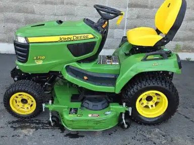 2023 John Deere X758 Tracteur à pelouse — photo 2