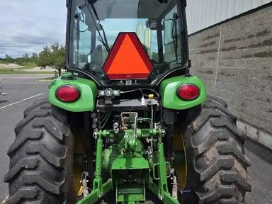 2023 John Deere 4066R Tracteur — photo 2