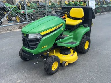 2019 John Deere X330 Tracteur à pelouse — photo 2