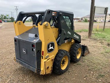 2022 John Deere 318G chargeuse à direction à glissement — photo 2