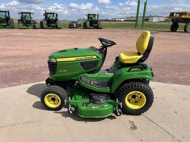 2024 John Deere X738 Tracteur à pelouse — photo 2
