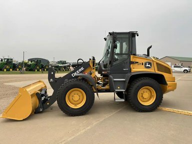 2026 John Deere 344P Tracteur avec chargeur — photo 2