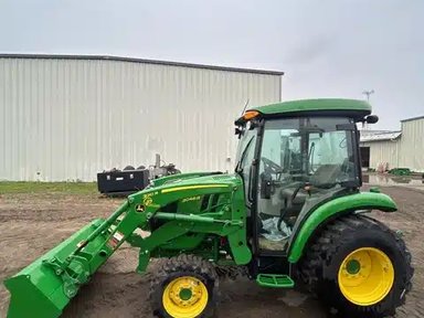 2023 John Deere 3046R Tracteur — photo 2